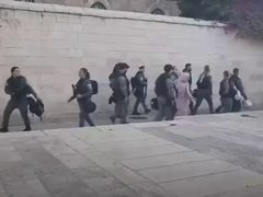 قوات الاحتلال تعتقل سيدة وصحفيا من دائرة الأوقاف في المسجد الأقصى