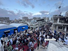 فلسطينيون يؤدّون صلاة عيد الأضحى على أنقاض مسجد الهدى المدمَّر في خان يونس جنوبي قطاع غزة.