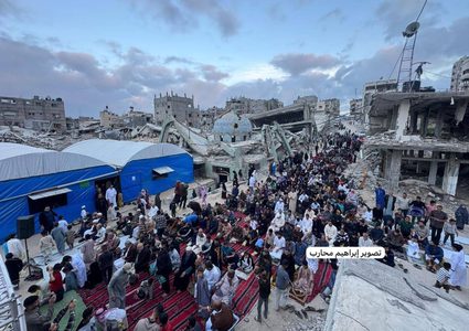 فلسطينيون يؤدّون صلاة عيد الأضحى على أنقاض مسجد الهدى المدمَّر في خان يونس جنوبي قطاع غزة.