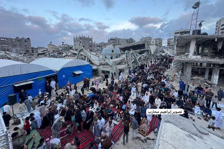 فلسطينيون يؤدّون صلاة عيد الأضحى على أنقاض مسجد الهدى المدمَّر في خان يونس