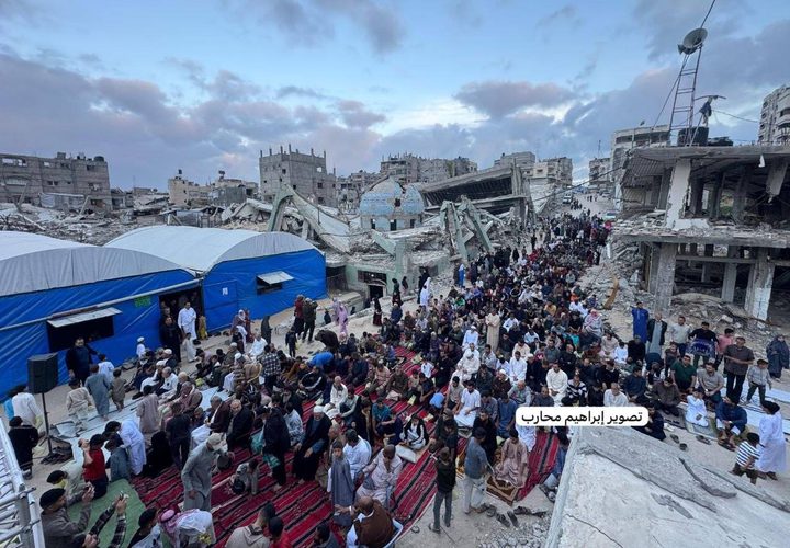 فلسطينيون يؤدّون صلاة عيد الأضحى على أنقاض مسجد الهدى المدمَّر في خان يونس جنوبي قطاع غزة.