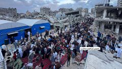 فلسطينيون يؤدّون صلاة عيد الأضحى على أنقاض مسجد الهدى المدمَّر في خان يونس جنوبي قطاع غزة.