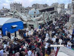 فلسطينيون يؤدّون صلاة عيد الأضحى على أنقاض مسجد الهدى المدمَّر في خان يونس جنوبي قطاع غزة.