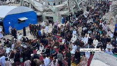 فلسطينيون يؤدّون صلاة عيد الأضحى على أنقاض مسجد الهدى المدمَّر في خان يونس جنوبي قطاع غزة.