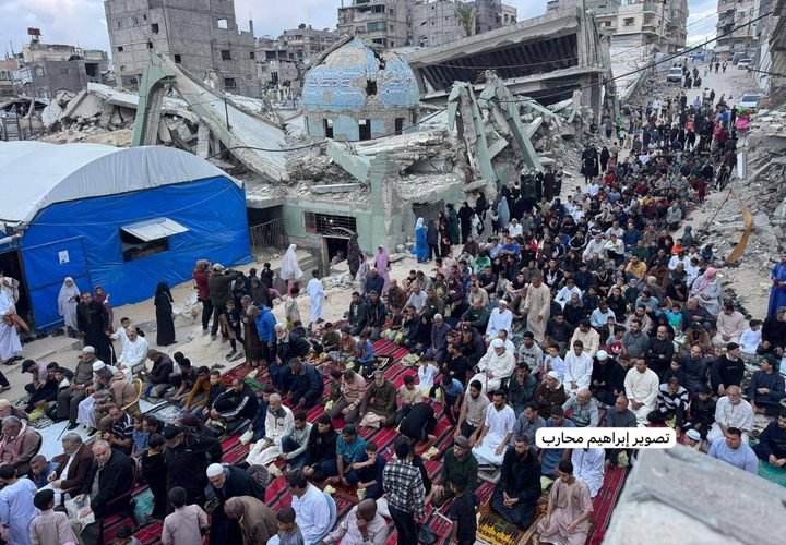 فلسطينيون يؤدّون صلاة عيد الأضحى على أنقاض مسجد الهدى المدمَّر في خان يونس جنوبي قطاع غزة.