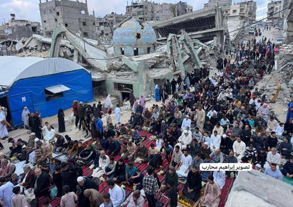 فلسطينيون يؤدّون صلاة عيد الأضحى على أنقاض مسجد الهدى المدمَّر في خان يونس جنوبي قطاع غزة.