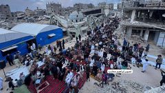 فلسطينيون يؤدّون صلاة عيد الأضحى على أنقاض مسجد الهدى المدمَّر في خان يونس جنوبي قطاع غزة.