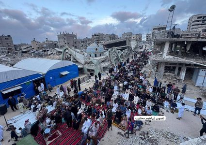 فلسطينيون يؤدّون صلاة عيد الأضحى على أنقاض مسجد الهدى المدمَّر في خان يونس جنوبي قطاع غزة.