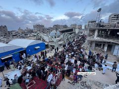 فلسطينيون يؤدّون صلاة عيد الأضحى على أنقاض مسجد الهدى المدمَّر في خان يونس جنوبي قطاع غزة.