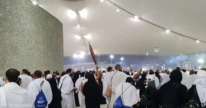 الحجاج يرمون الجمرات ويذبحون الأضاحي في أول أيام عيد الأضحى