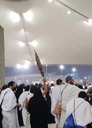 الحجاج يرمون الجمرات ويذبحون الأضاحي في أول أيام عيد الأضحى