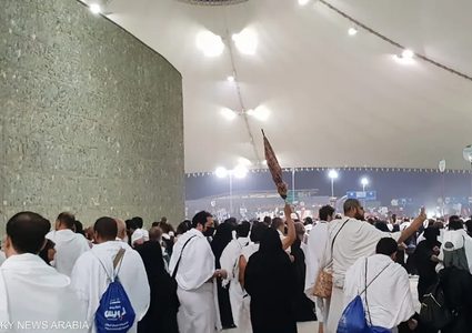 الحجاج يرمون الجمرات ويذبحون الأضاحي في أول أيام عيد الأضحى