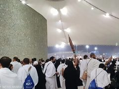 الحجاج يرمون الجمرات ويذبحون الأضاحي في أول أيام عيد الأضحى