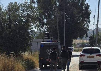 الاحتلال يخطر بهدم 7 شقق سكنية شرق قرية قلنديا
