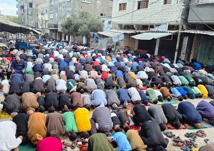 أعداد غفيرة من المصلين يؤدون صلاة العيد في مخيم النصيرات وسط قطاع غزة