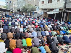أعداد غفيرة من المصلين يؤدون صلاة العيد في مخيم النصيرات وسط قطاع غزة