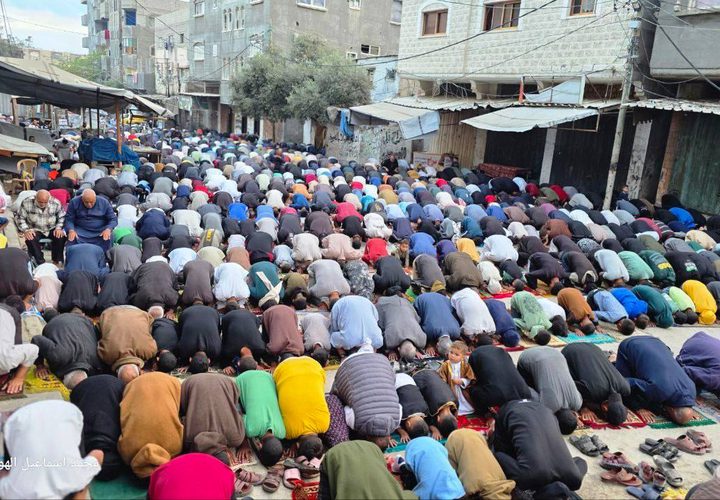 أعداد غفيرة من المصلين يؤدون صلاة العيد في مخيم النصيرات وسط قطاع غزة
