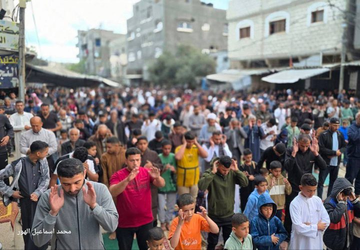 أعداد غفيرة من المصلين يؤدون صلاة العيد في مخيم النصيرات وسط قطاع غزة