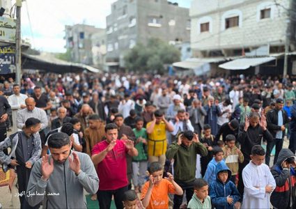 أعداد غفيرة من المصلين يؤدون صلاة العيد في مخيم النصيرات وسط قطاع غزة