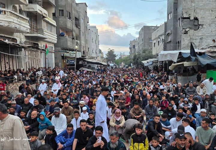 أعداد غفيرة من المصلين يؤدون صلاة العيد في مخيم النصيرات وسط قطاع غزة