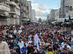 أعداد غفيرة من المصلين يؤدون صلاة العيد في مخيم النصيرات وسط قطاع غزة
