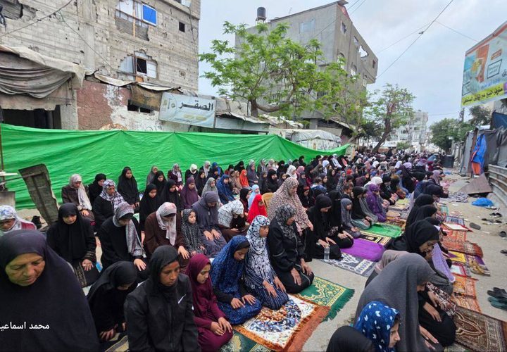 أعداد غفيرة من المصلين يؤدون صلاة العيد في مخيم النصيرات وسط قطاع غزة