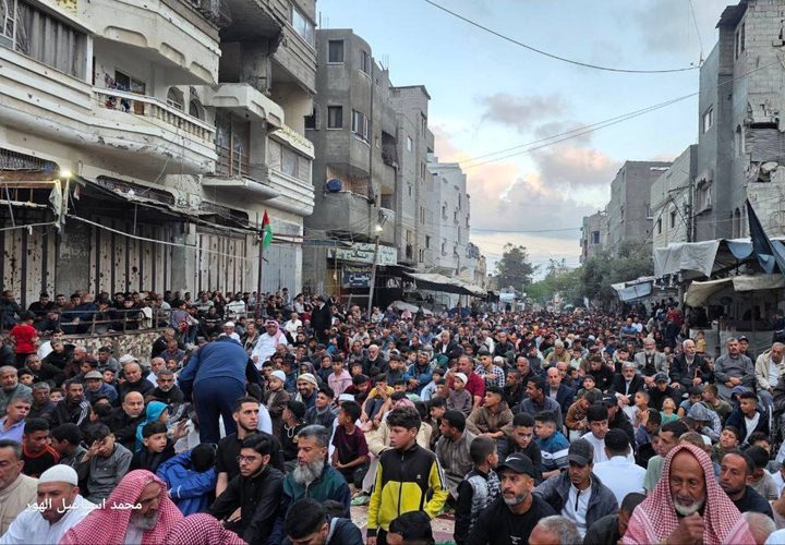 أعداد غفيرة من المصلين يؤدون صلاة العيد في مخيم النصيرات وسط قطاع غزة