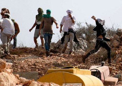 مستوطنون يواصلون اعتداءاتهم على ممتلكات المواطنين في الطيبة شرق رام الله