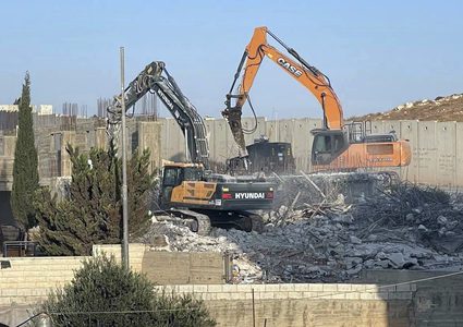 الاحتلال يهدم منشأتين قي بلدة اذنا