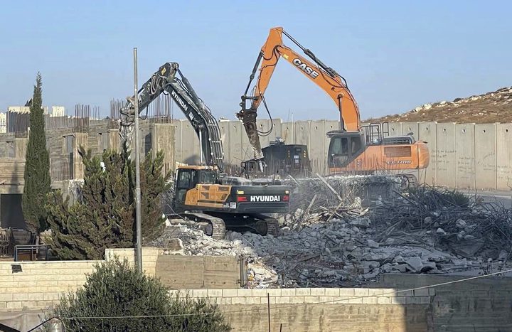 الاحتلال يهدم منشأتين قي بلدة اذنا