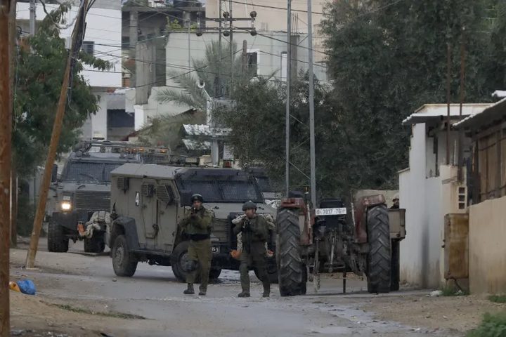 الاحتلال يقتحم اللبن الشرقية وينصب حاجزا عسكريا