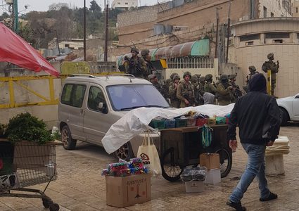 الاحتلال يعتقل 6 مواطنين ويعتدي على نساء وأطفال في الخليل