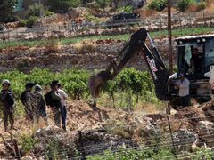 مستوطنون يهاجمون غرفة زراعية ويتلقون خزانات مياه في بيتا