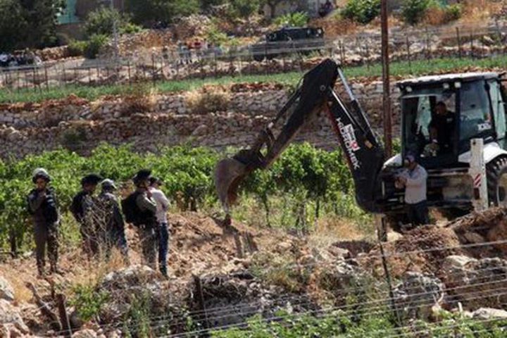 مستوطنون يهاجمون غرفة زراعية ويتلقون خزانات مياه في بيتا