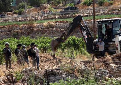 مستوطنون يهاجمون غرفة زراعية ويتلقون خزانات مياه في بيتا