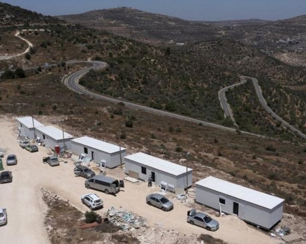 مستوطنون ينصبون "كرفانات" إضافية على جبل عيبال شمال نابلس