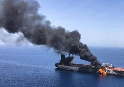 إيران تهاجم سفينة أمريكية في مضيق هرمز بصواريخ كروز