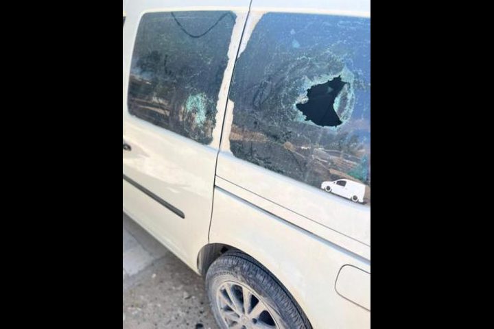 مستوطنون يُهاجمون مركبات المواطنين جنوب الخليل