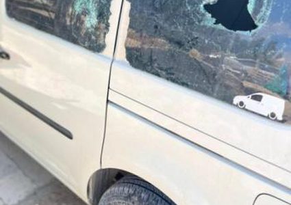 مستوطنون يُهاجمون مركبات المواطنين جنوب الخليل
