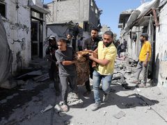 عشرة شهداء و18 اصابة بغارة على غزة