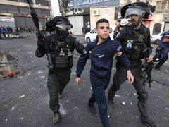 الاحتلال يعتقل طفلا بعد الاعتداء عليه شمال القدس