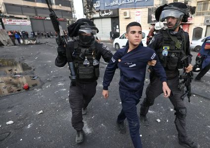 الاحتلال يعتقل طفلا بعد الاعتداء عليه شمال القدس