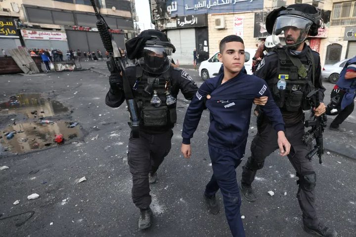 الاحتلال يعتقل طفلا بعد الاعتداء عليه شمال القدس