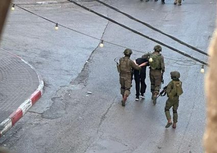 إصابات بالاختناق وفرض حظر التجول خلال اقتحام الاحتلال بيت أمر بالخليل