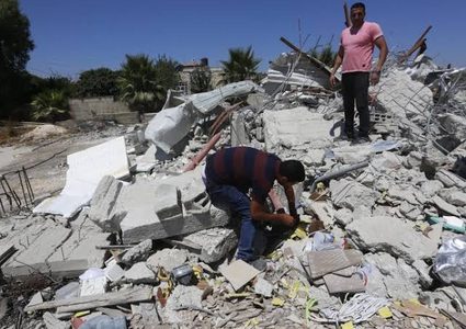 الاحتلال يجبر مواطنا على هدم منزله في قلنديا