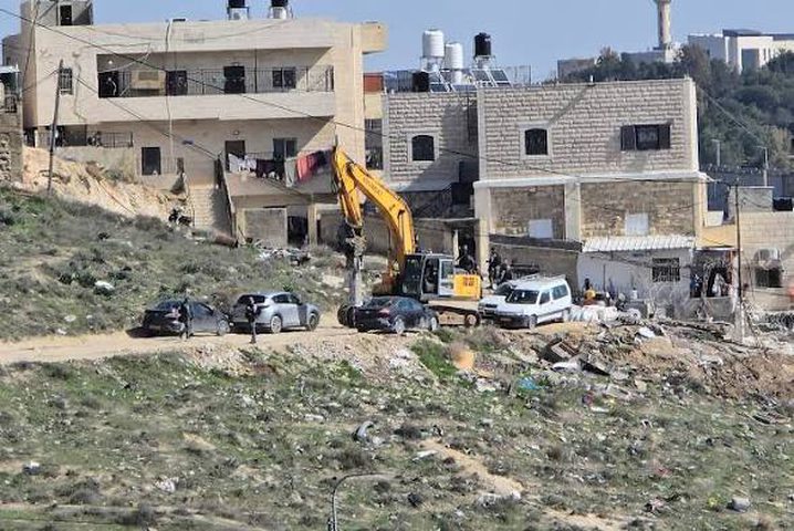 الاحتلال يجبر عائلة على هدم 7 منازل في قرية قلنديا