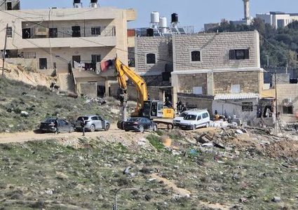الاحتلال يجبر عائلة على هدم 7 منازل في قرية قلنديا