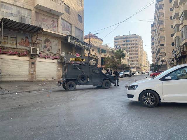 قوات الاحتلال تعتقل مواطنين من مخيم قلنديا شمال القدس