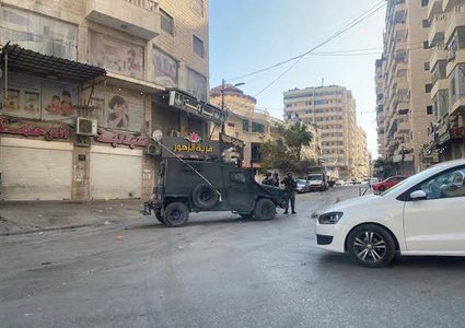 قوات الاحتلال تعتقل مواطنين من مخيم قلنديا شمال القدس