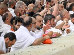 الحجاج يواصلون رمي الجمرات في آخر أيام التشريق